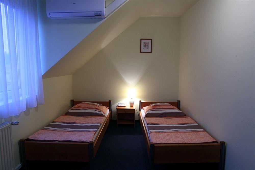 Alfa Hotel Gyor Ngoại thất bức ảnh
