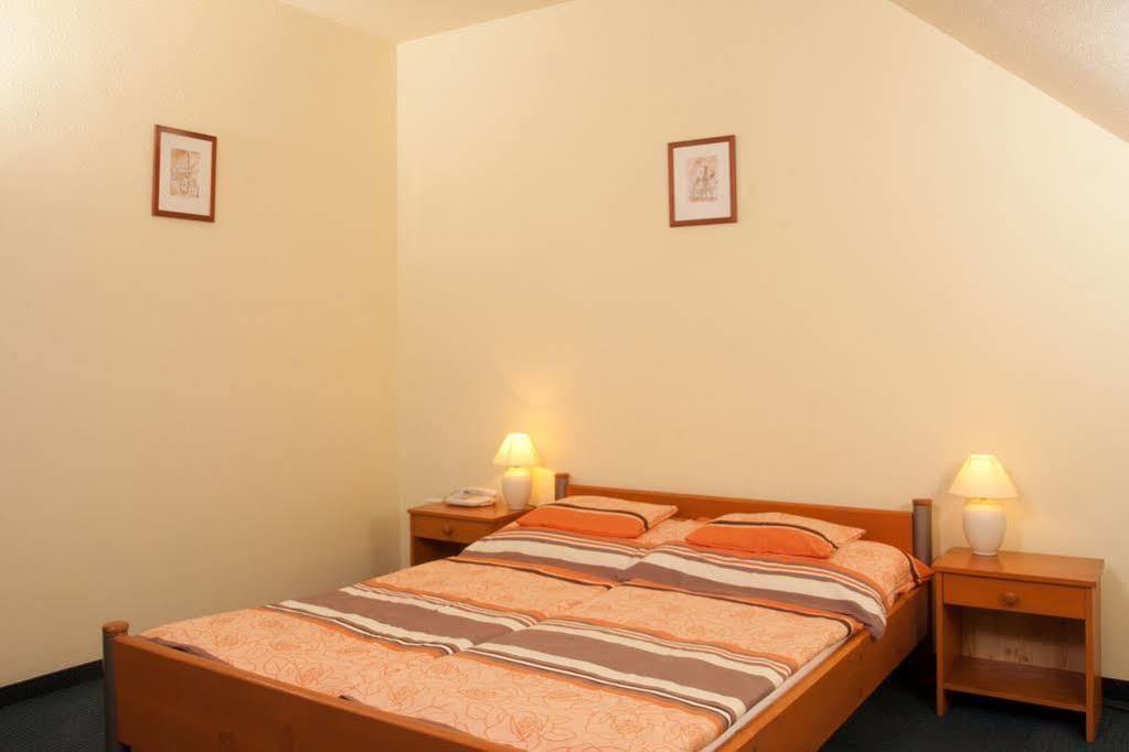 Alfa Hotel Gyor Ngoại thất bức ảnh