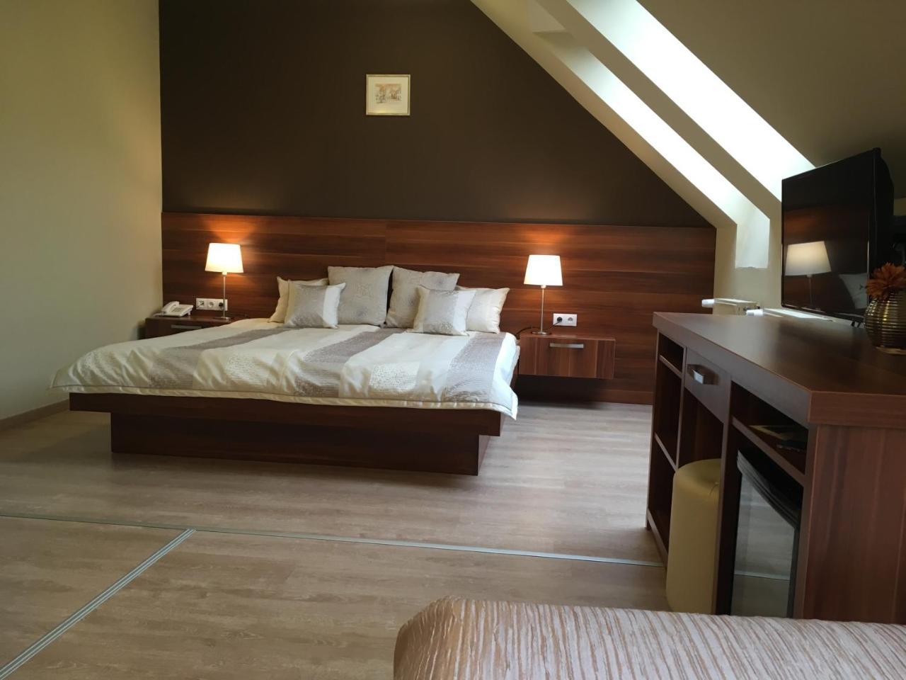 Alfa Hotel Gyor Ngoại thất bức ảnh